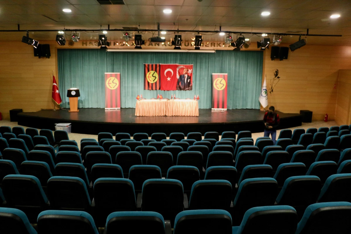 Eskişehirspor\'da olağanüstü kongre, yeterli çoğunluk sağlanamadığı için ertelendi