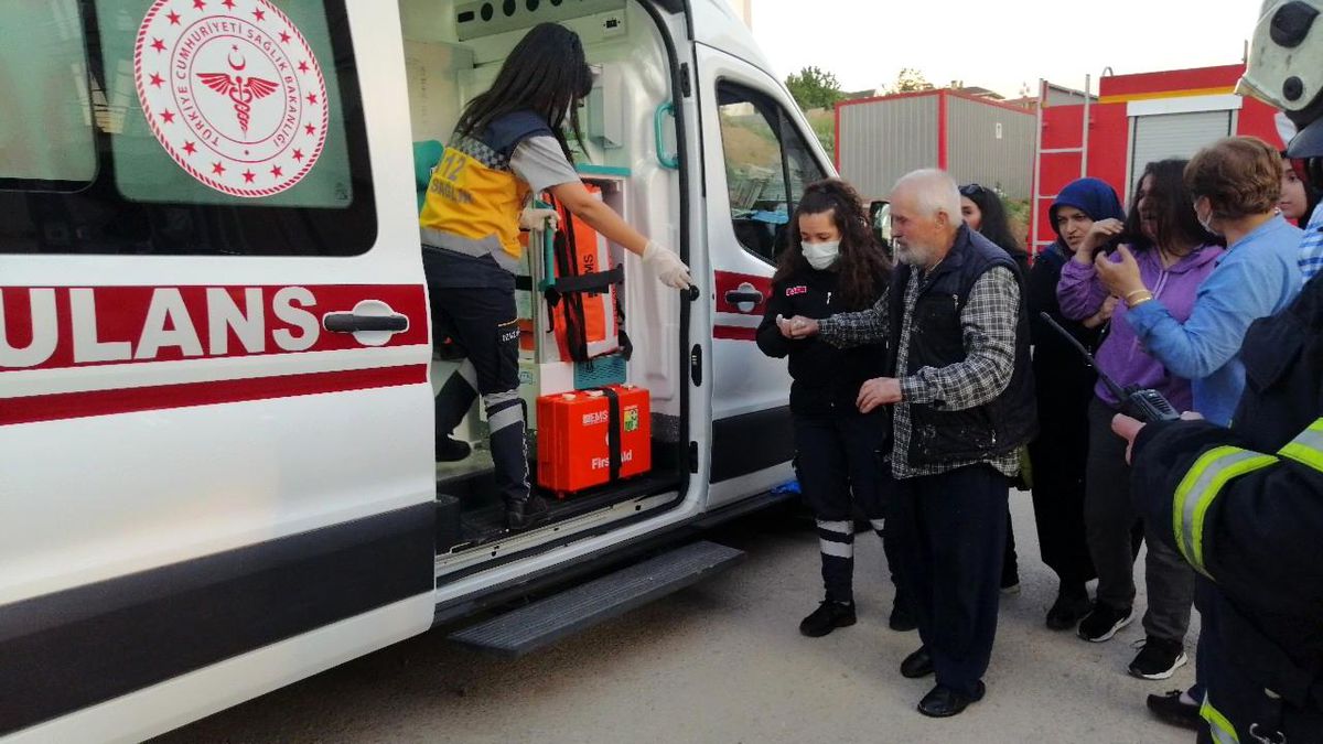 Evde çıkan yangında yaşlı adam hastanelik oldu