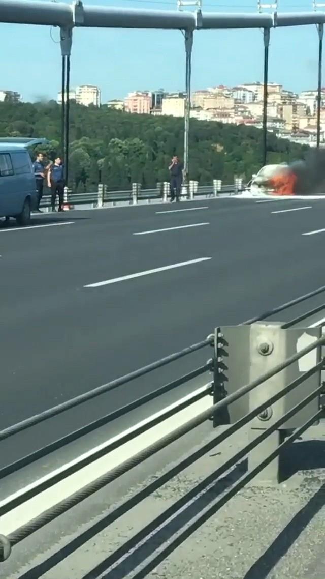 Fatih Sultan Mehmet Köprüsü'nde otomobil yangını! Trafik durdu