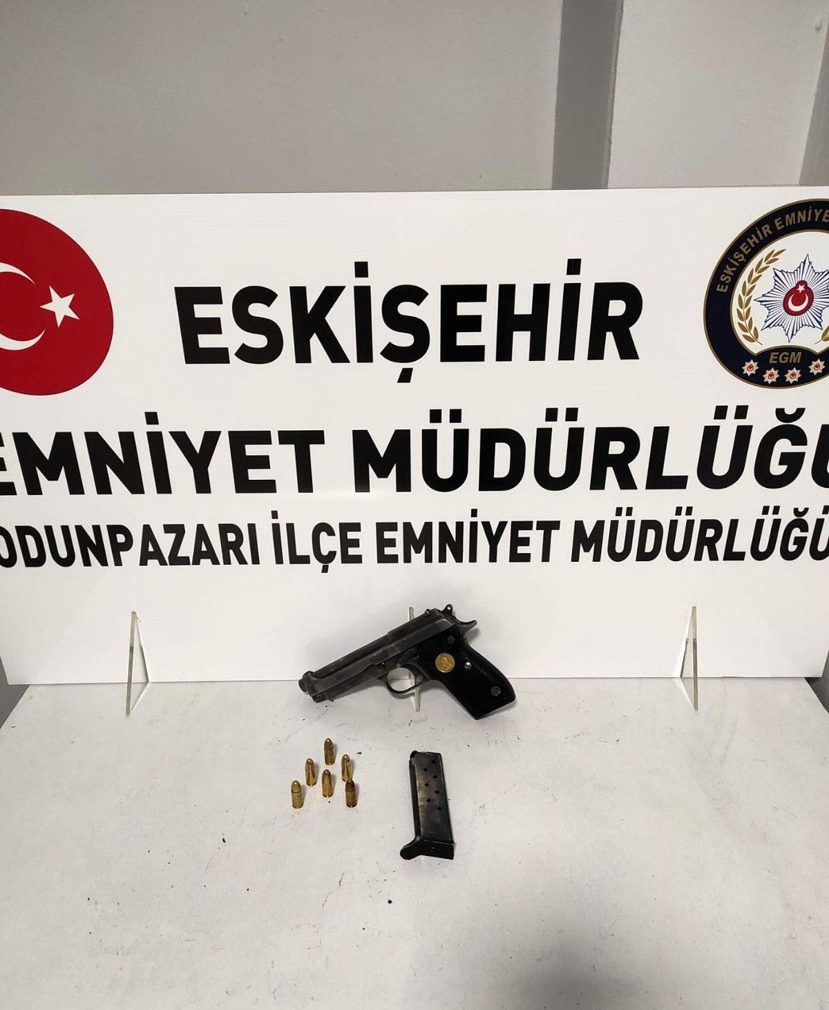 Hakkında kesinleşmiş hapis cezası olan şahıs üzerinde tabanca ile yakalandı