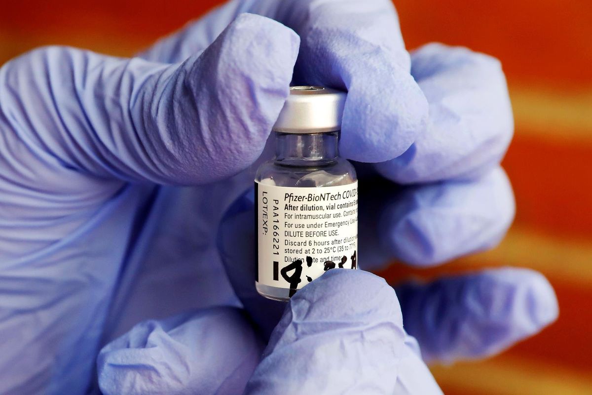 İngiltere\'de Pfizer-BioNTech aşısının 12-15 yaş arası çocuklarda kullanımı onaylandı