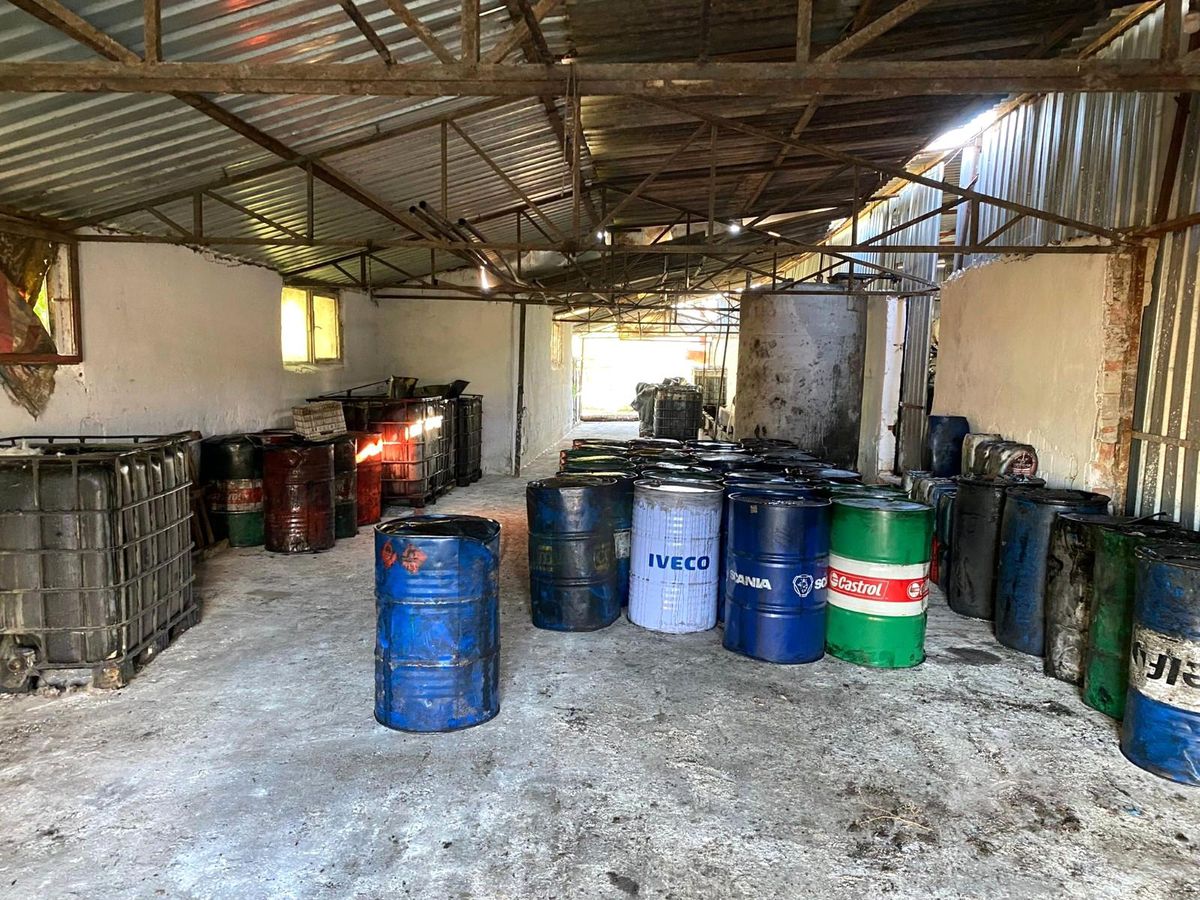İzmir\'de 16 bin litre kaçak akaryakıt ele geçirildi