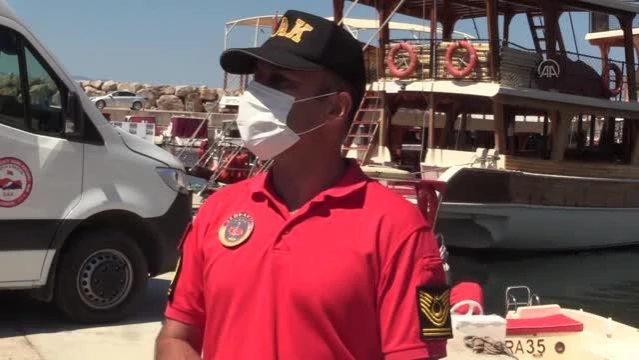 Jandarma SAK Timi denizde atık topladı