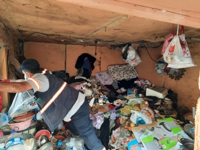 Kocaeli'de bir evden 2 kamyon çöp çıkarıldı
