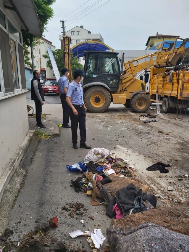 Kocaeli'de bir evden 2 kamyon çöp çıkarıldı