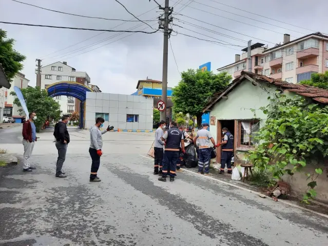 Kocaeli'de bir evden 2 kamyon çöp çıkarıldı