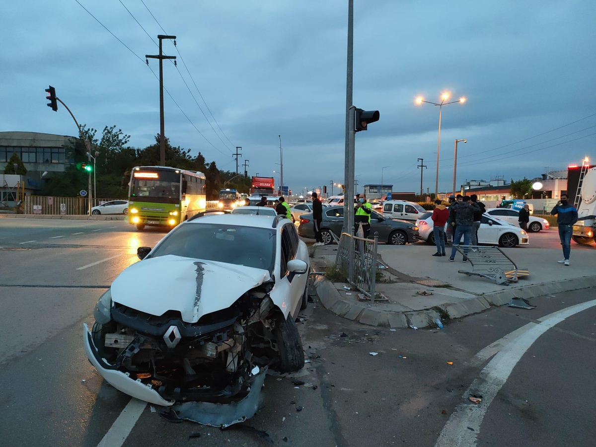 Kocaeli\'de otomobil ile tır çarpıştı: 1 yaralı