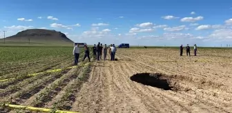Konya'da pancar tarlasında korkutan obruk