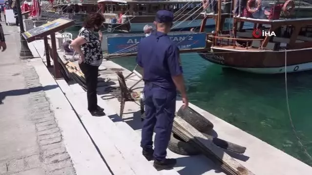 Kuşadası'nda şaşırtan görüntü, denizden klozet çıktı