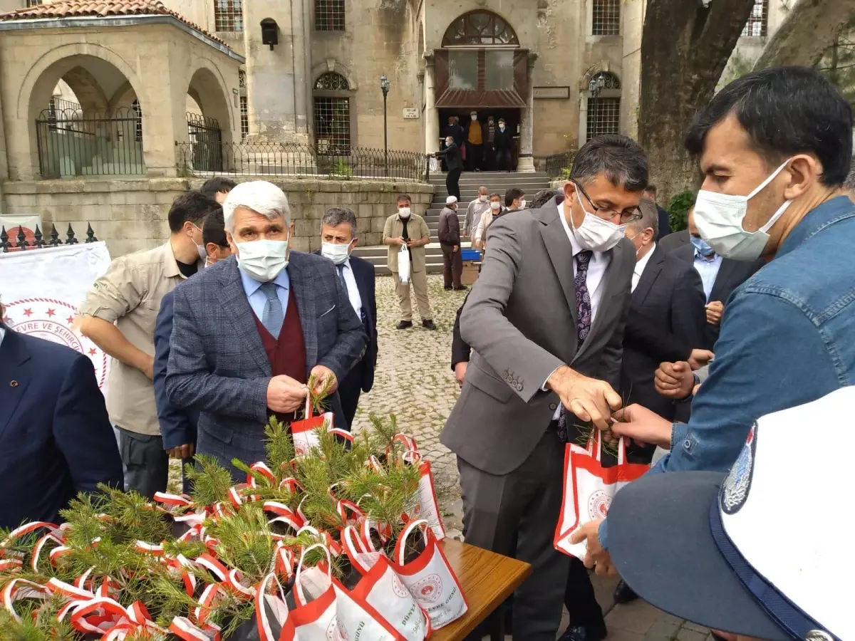 Kütahya\'da Dünya Çevre Günü nedeniyle vatandaşlara fidan dağıtıldı