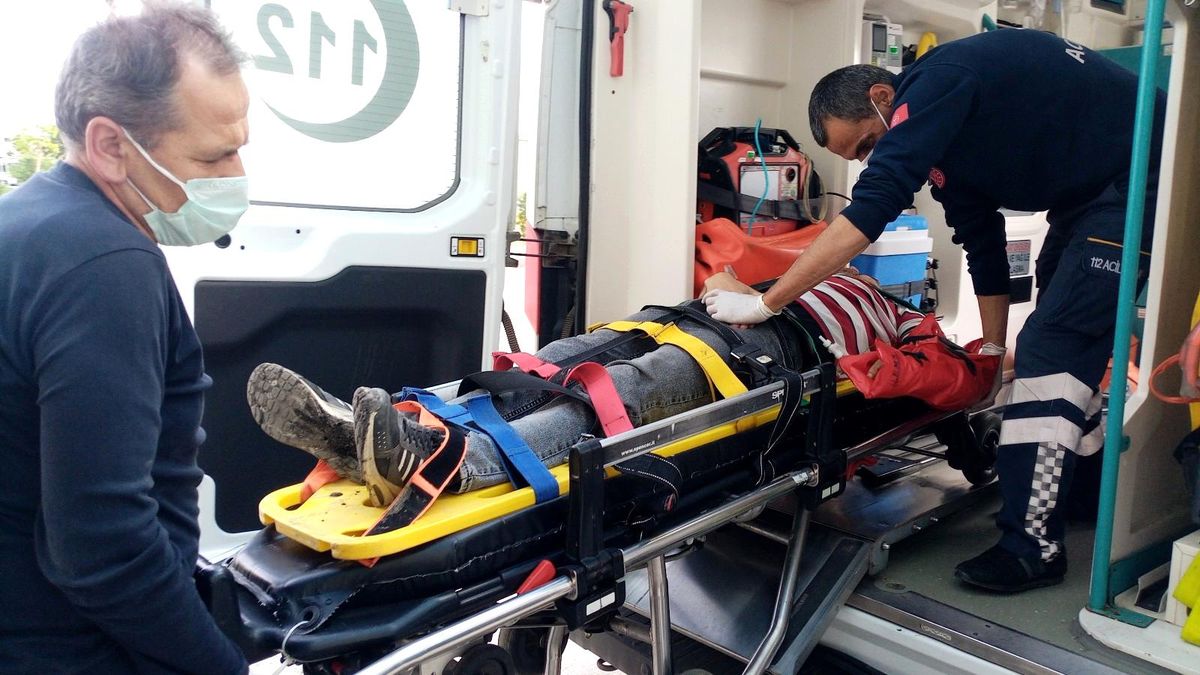 Maden ocağında hafriyat kamyonu devrildi: 1 yaralı
