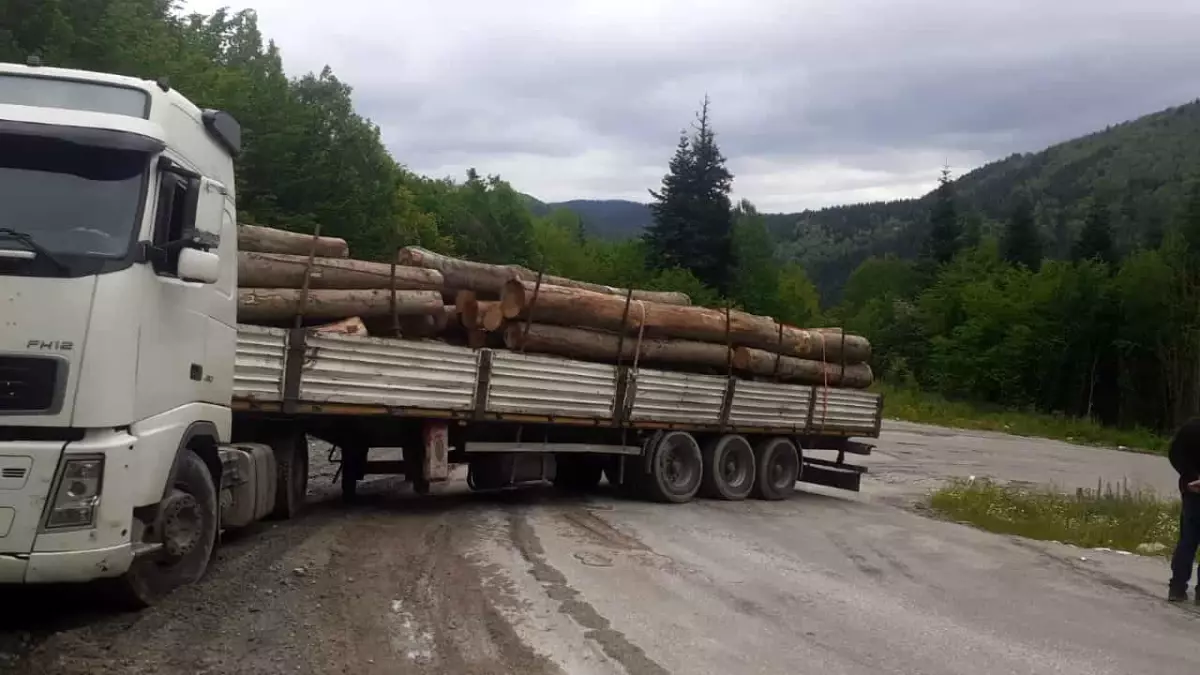 Makaslayan tır yolu trafiğe kapattı