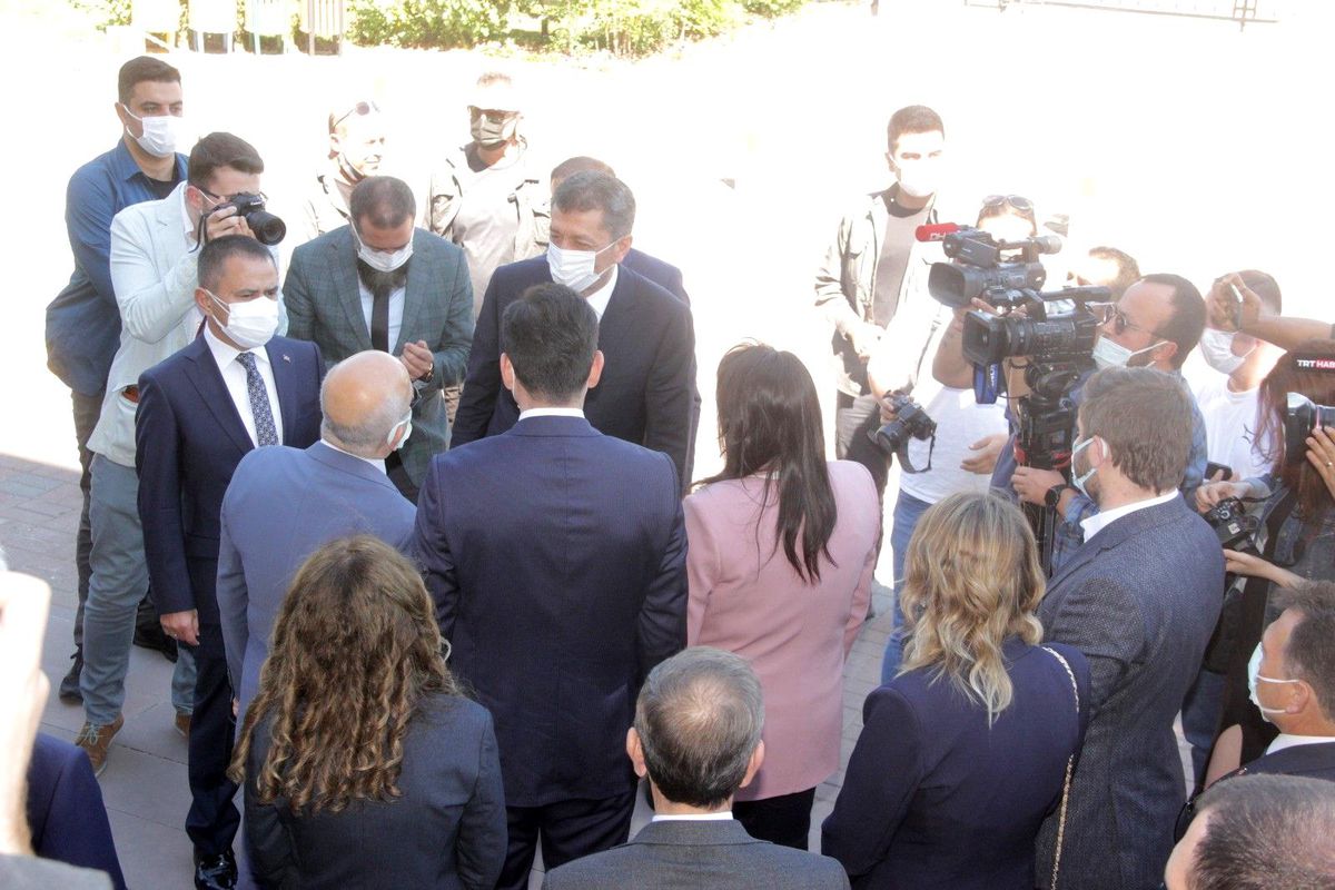 Milli Eğitim Bakanı Ziya Selçuk Çanakkale\'de