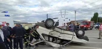 Motosiklet ile otomobil çarpıştı: 3 yaralı