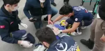 Motosikletli sürücü yolun karşısına geçmeye çalışan kadına çarptı