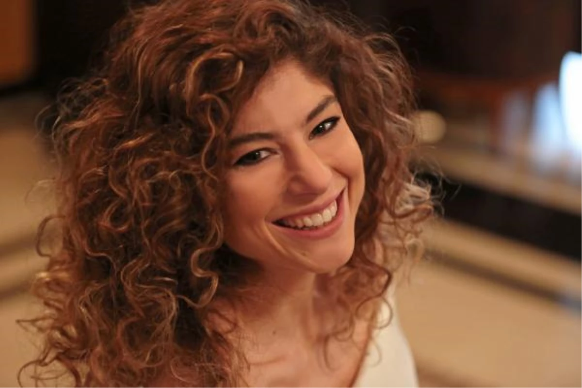 Müzisyen Esra Üçcan, Nazım Hikmet Ran\'ın "Hasret" şiirini müzikseverlerle buluşturdu