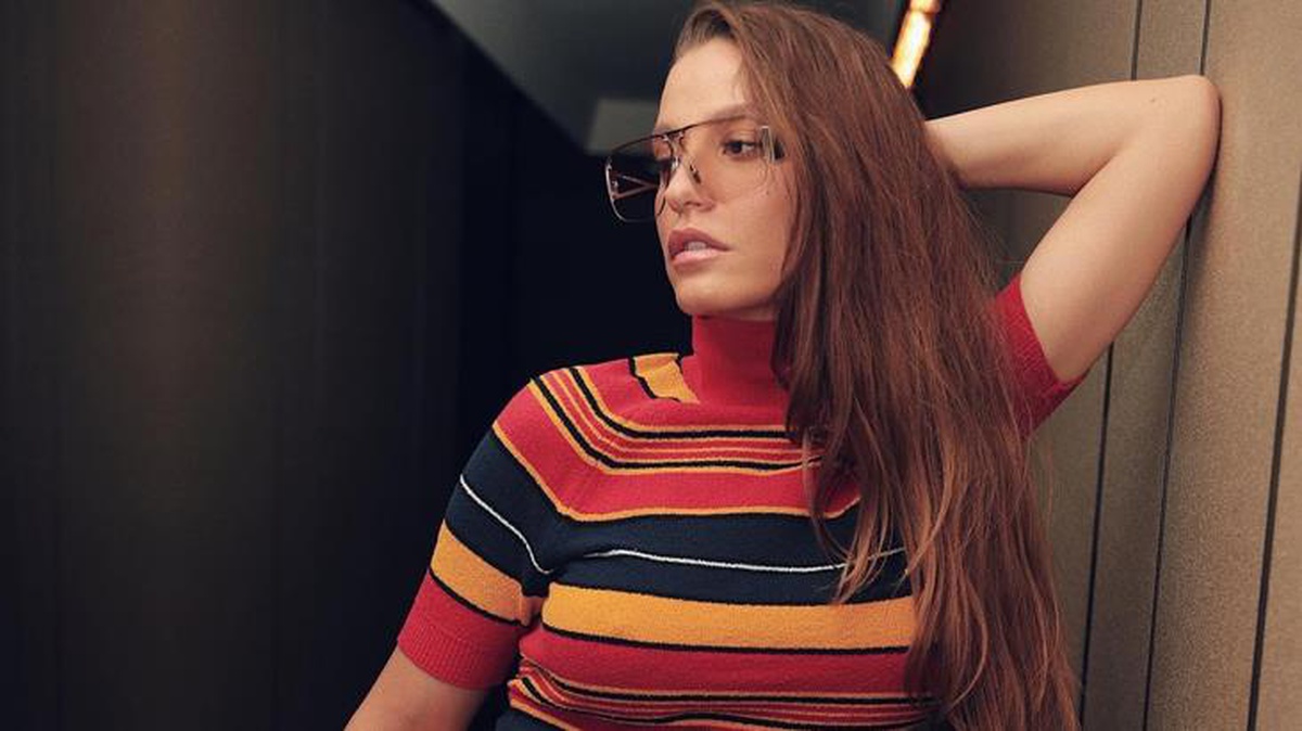 Serenay Sarıkaya, süper mini etekli pozlarıyla göz doldurdu!
