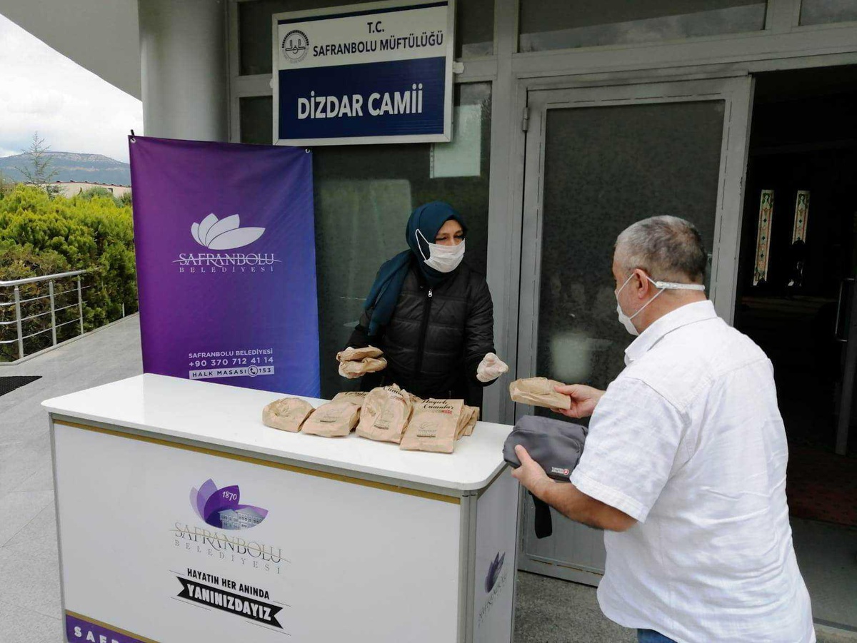 Safranbolu\'da cuma namazı sonrası simit ikramı devam ediyor