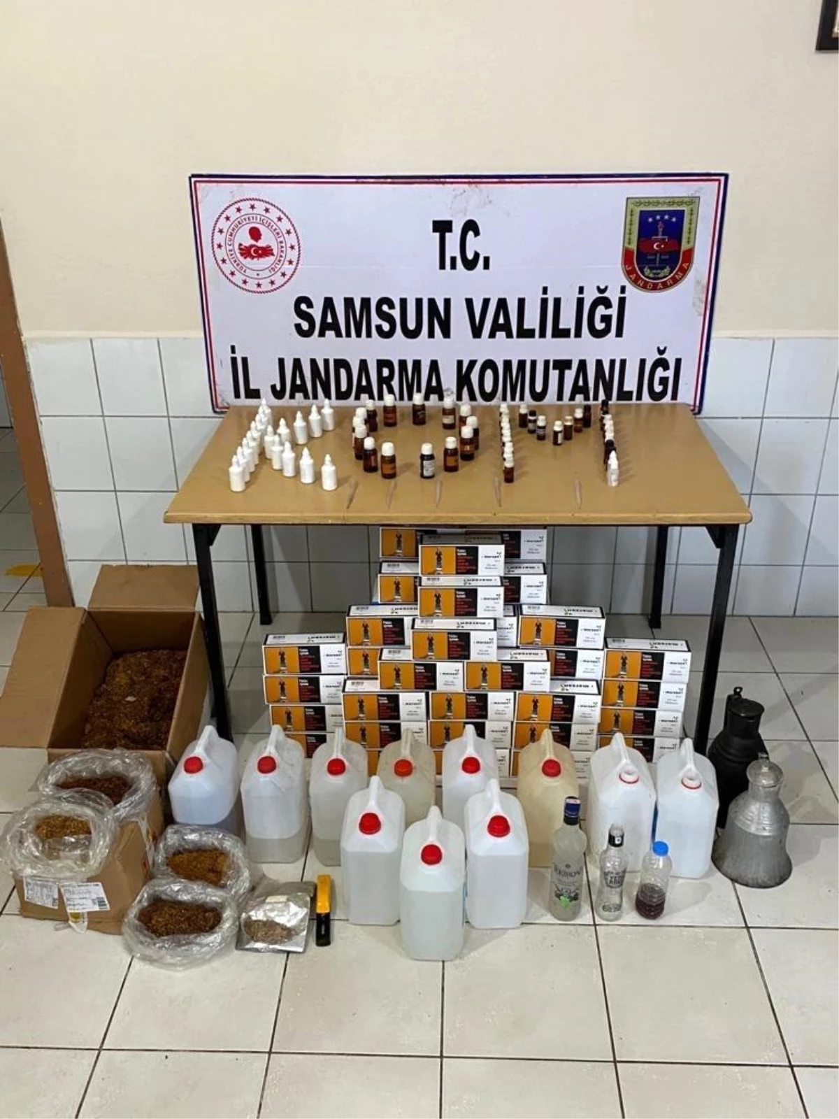 Samsun\'da kaçak tütün ve sahte alkol ele geçirildi: 1 gözaltı