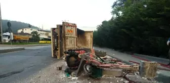 Sarıyer'de moloz yüklü kamyonet devrildi: 2 yaralı