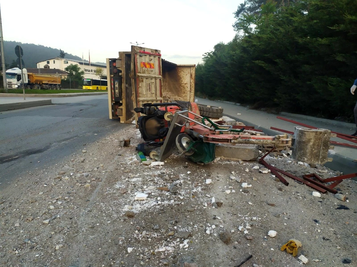 Sarıyer\'de moloz yüklü kamyonet devrildi: 2 yaralı