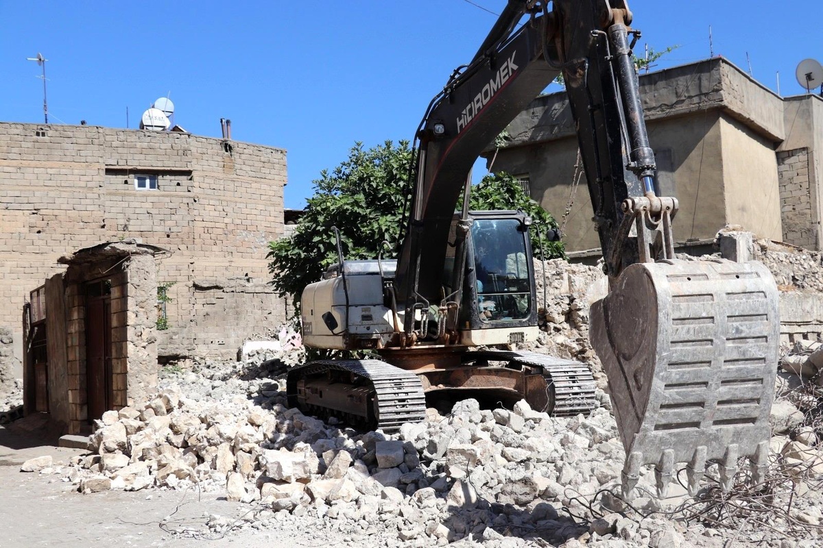 Siirt\'te metruk binalar huzur ve güvenlik için yıkılıyor