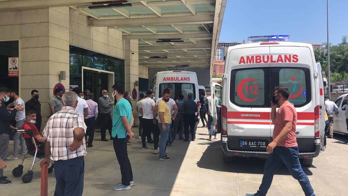 Siirt\'te tarım aracının devrilmesi sonucu baba yaralandı, oğlu hayatını kaybetti
