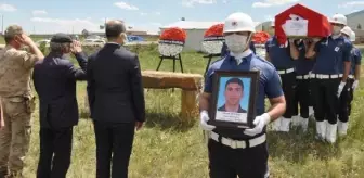 Silahının ateş almasıyla başından vurulan polis, Kars'ta toprağa verildi