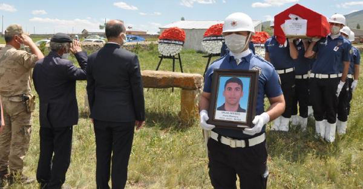 Silahının ateş almasıyla başından vurulan polis, Kars\'ta toprağa verildi