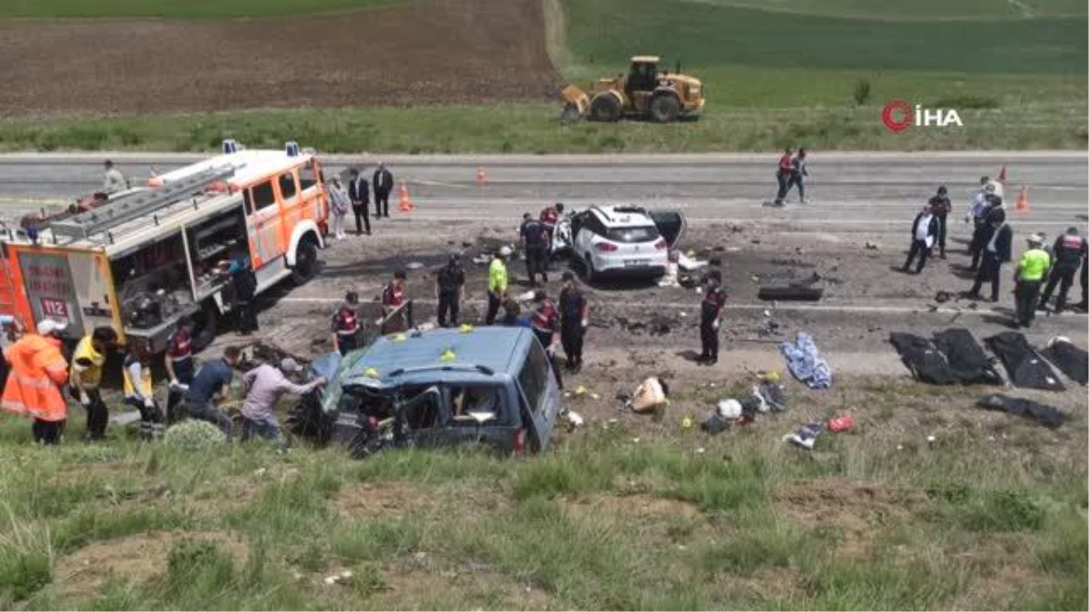 Sivas\'ta iki araç kafa kafaya çarpıştı: 9 ölü