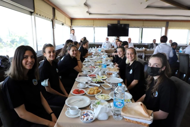 Turgutlu Belediyesi Kadın Basketbol Takımı'na moral kahvaltısı