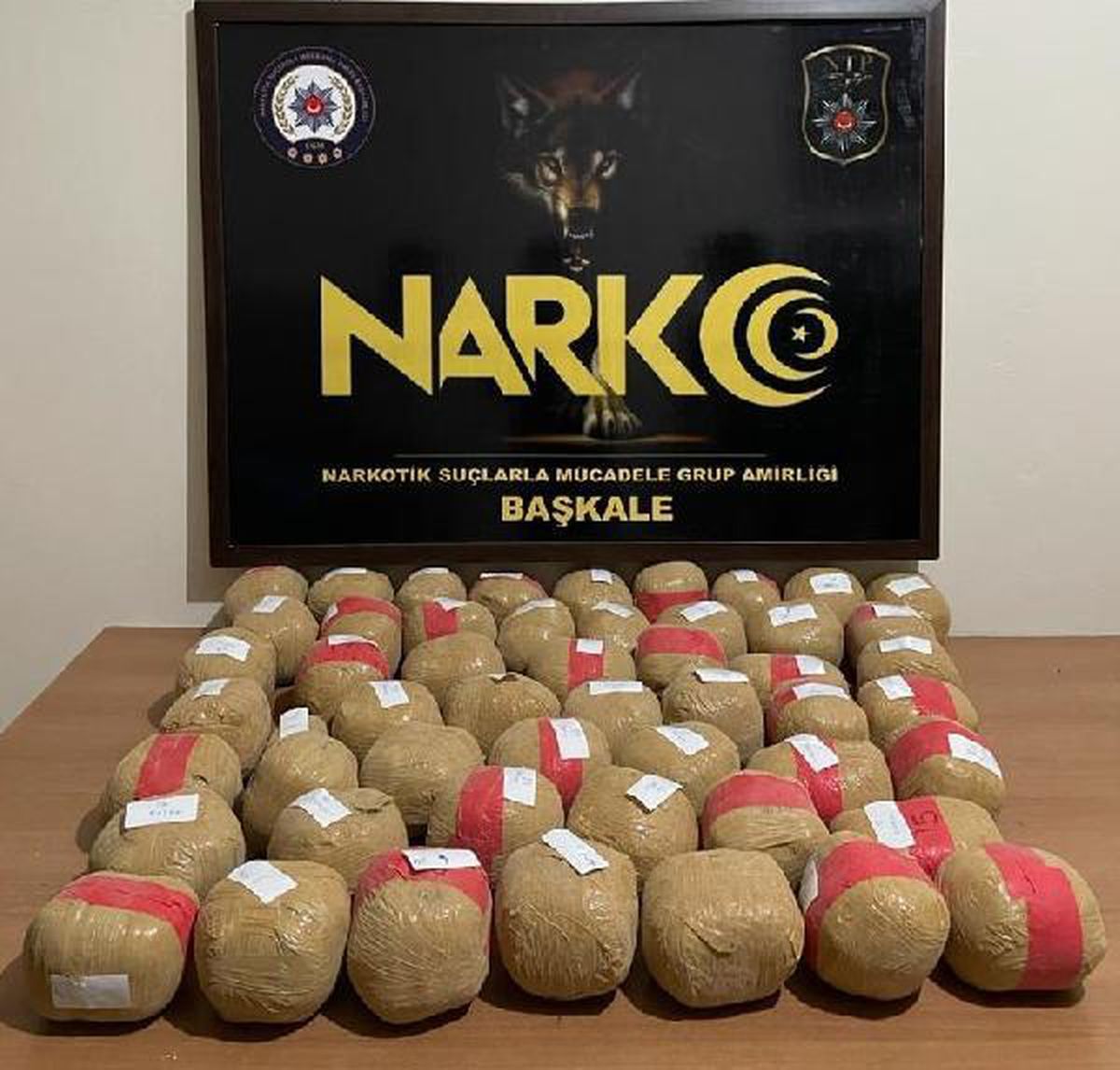 Van\'da, yol kenarındaki 2 çuvalda 52 kilo eroin ele geçirildi