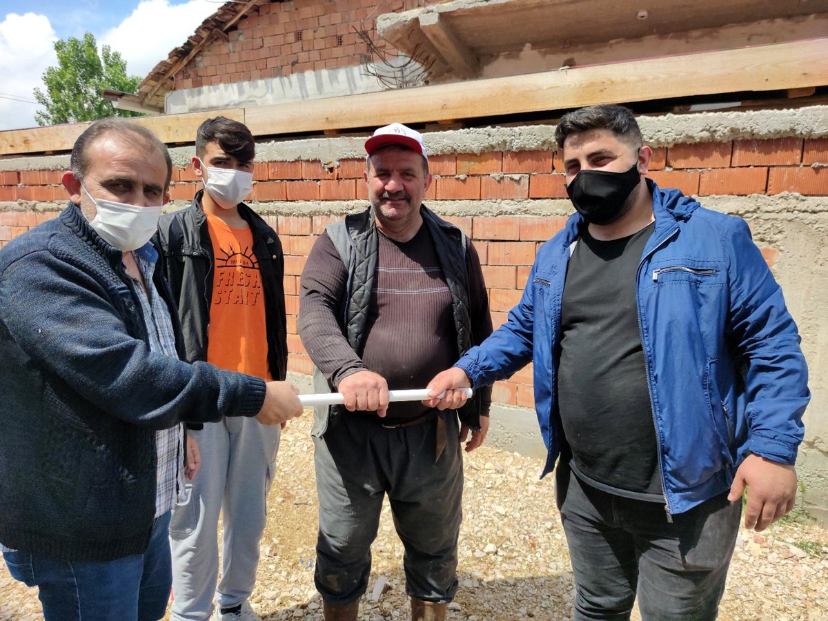 Vatandaşların değnekle kurban pazarlığı