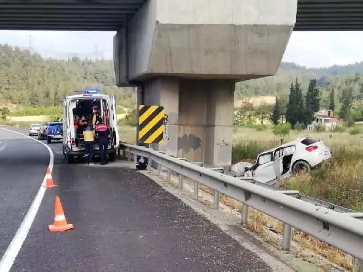 Bilecik\'te yüksek hızlı tren viyadüğünün ayağına çarpan otomobildeki 2 kişi yaralandı