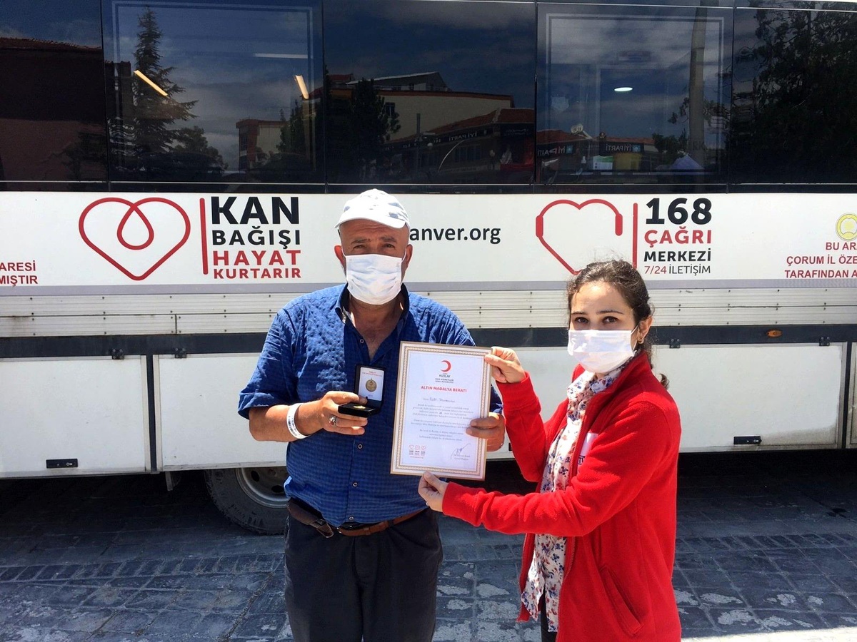 35 kez kan bağışı yapan vatandaşa altın madalya