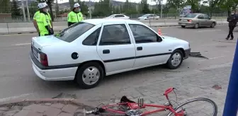Alkollü sürücünün çarptığı 2 bisikletli yaralandı