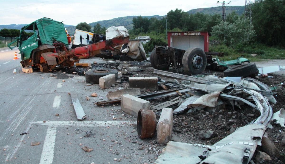 Amasya\'da devrilen tırda bulunan hurda araçların yola savrulması trafiği aksattı