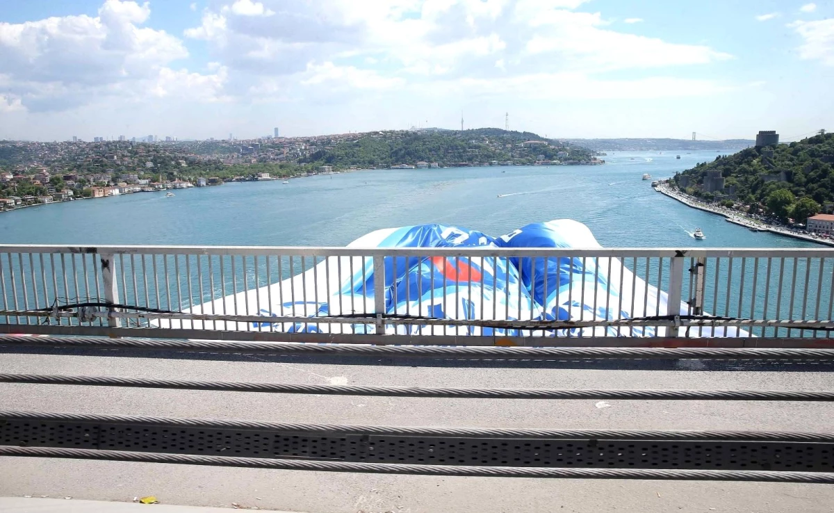 Anadolu Efes bayrakları İstanbul Boğazı\'nda