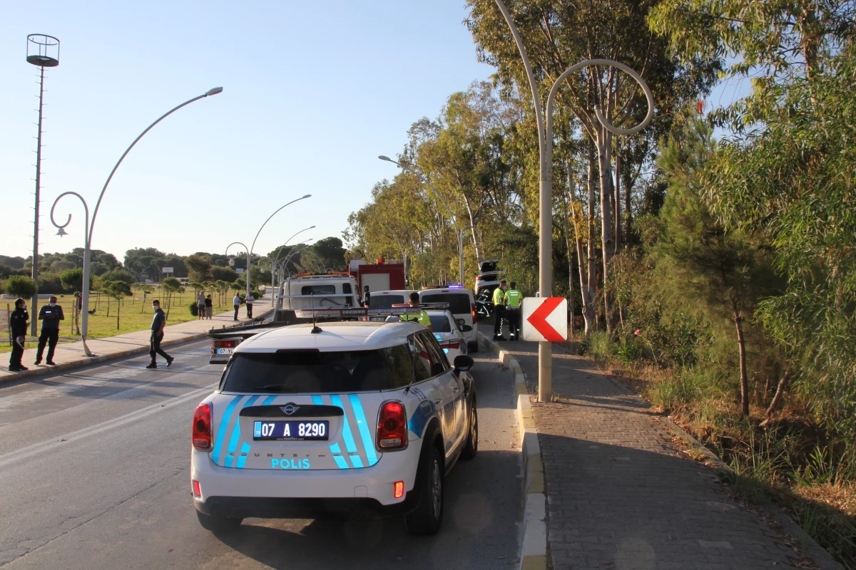 Antalya\'da ağaca çarpan otomobilin sürücüsü hayatını kaybetti