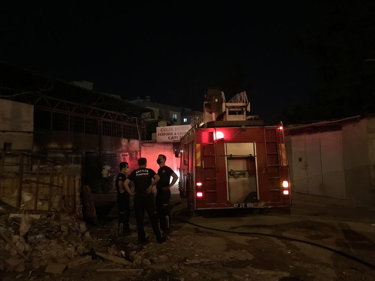 Antalya\'da iş yerinde çıkan yangın hasara neden oldu