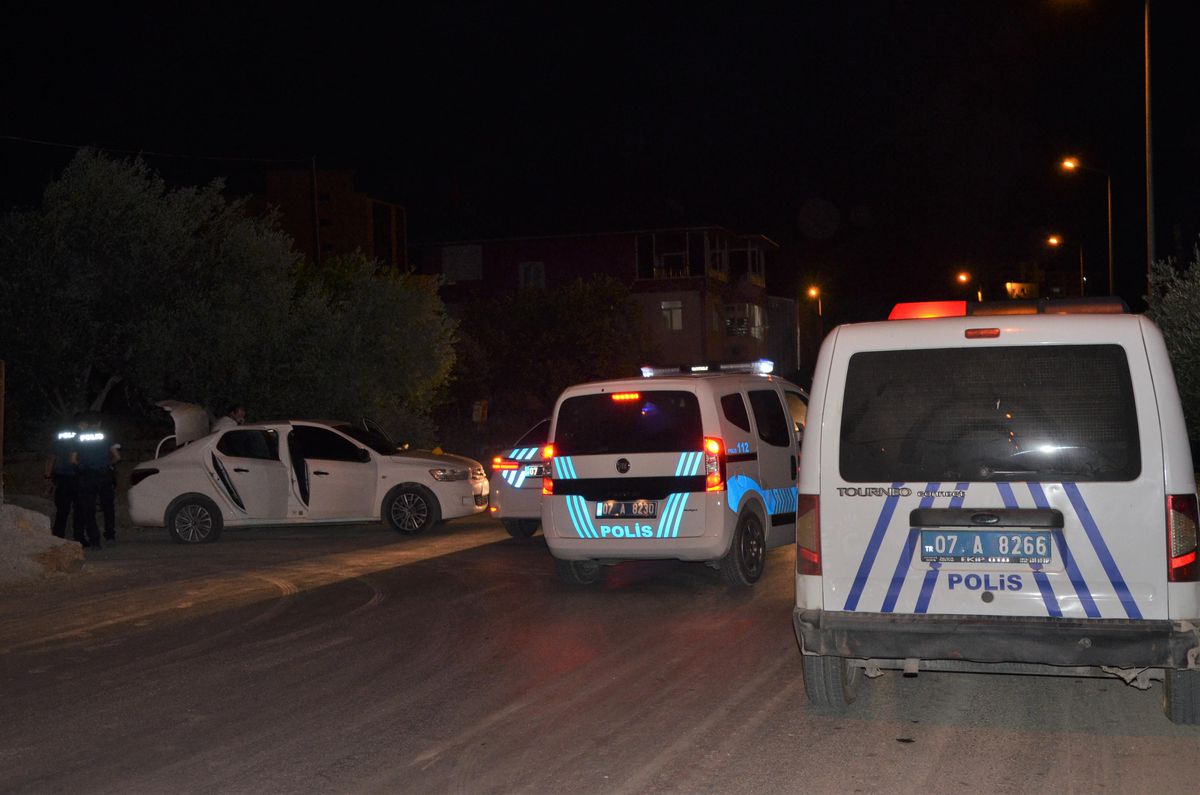 Antalya\'da polisin "dur" ihtarına uymayan iki şüpheli kovalamaca sonucu yakalandı