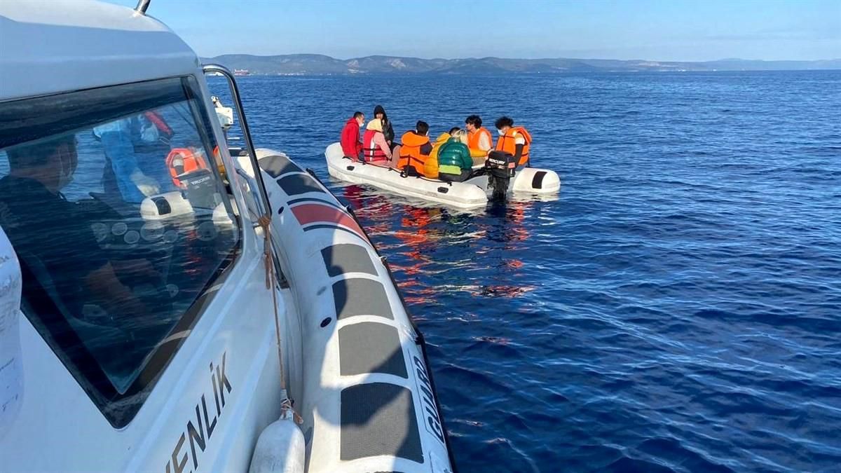 Ayvalık\'ta 12 düzensiz göçmen kurtarıldı