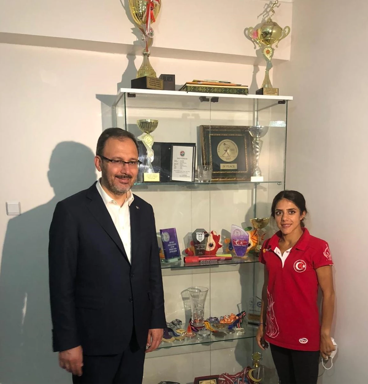 Bakan Kasapoğlu, milli atlet Meryem Bekmez\'i evinde ziyaret etti