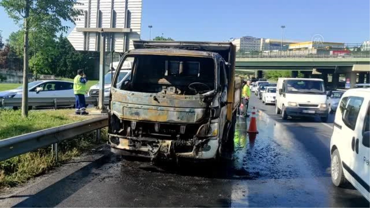 Bakırköy\'de seyir halindeyken yanan İBB aracı söndürüldü (2)