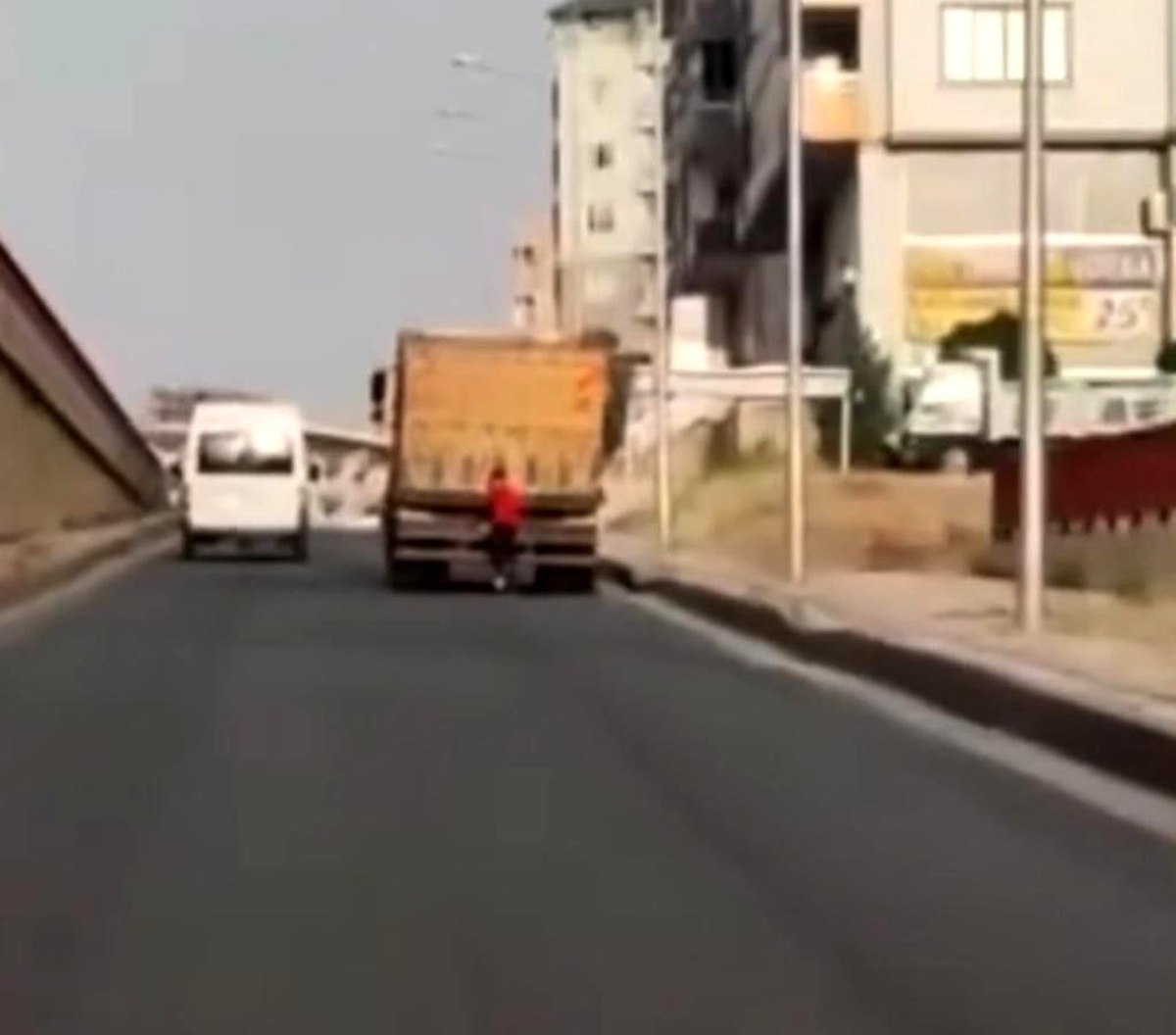 Batman\'da patenli çocuk karayolunda ölüme meydan okudu