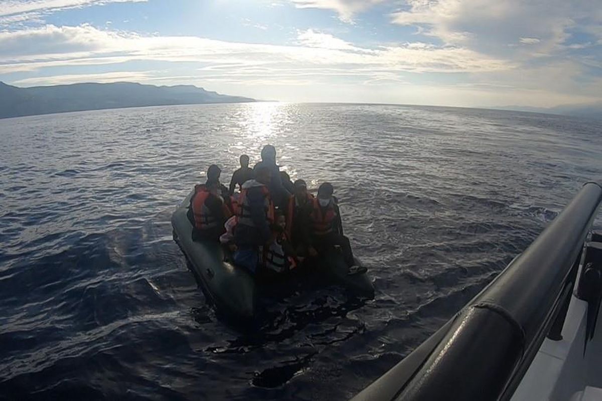 Çanakkale açıklarında Türk kara sularına itilen 17 düzensiz göçmen kurtarıldı
