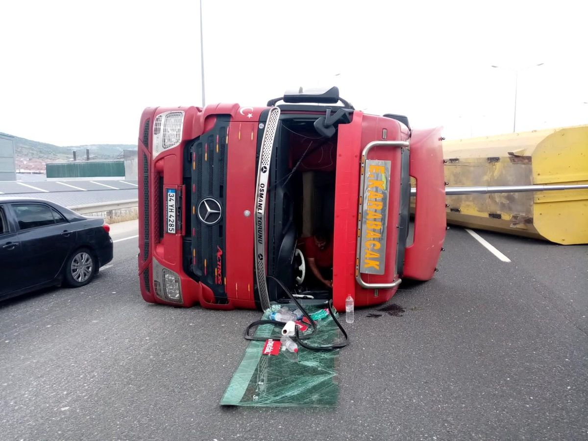 Çevre yolunda çekici devrildi; 1 yaralı