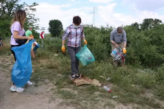 Çevreciler Meriç Nehri kenarında onlarca torba dolusu çöp topladı