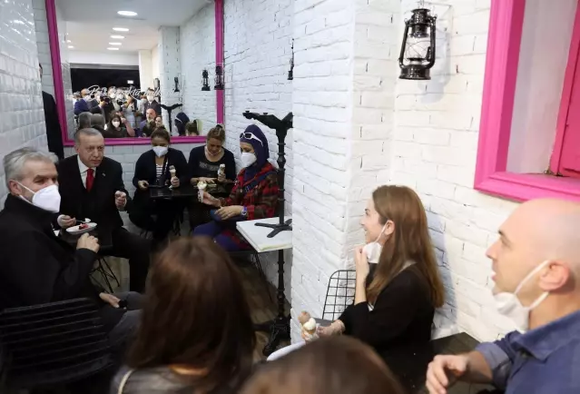 Dondurmacıya uğrayan Cumhurbaşkanı Erdoğan'la Ukraynalı damat arasında güldüren diyalog: Bizim kızı nasıl kandırdın?