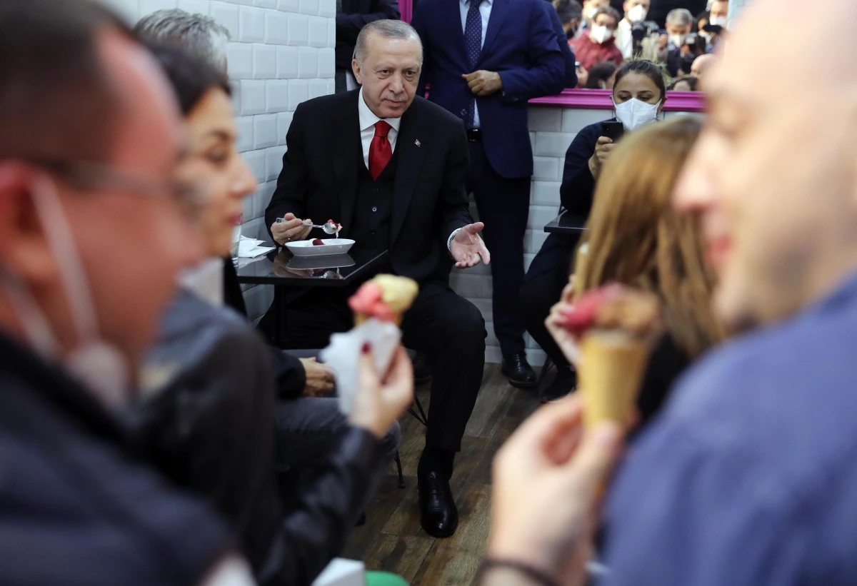Dondurmacıya giden Cumhurbaşkanı Erdoğan\'la Ukraynalı damat arasındaki diyalog güldürdü: Bizim kızı nasıl kandırdın?